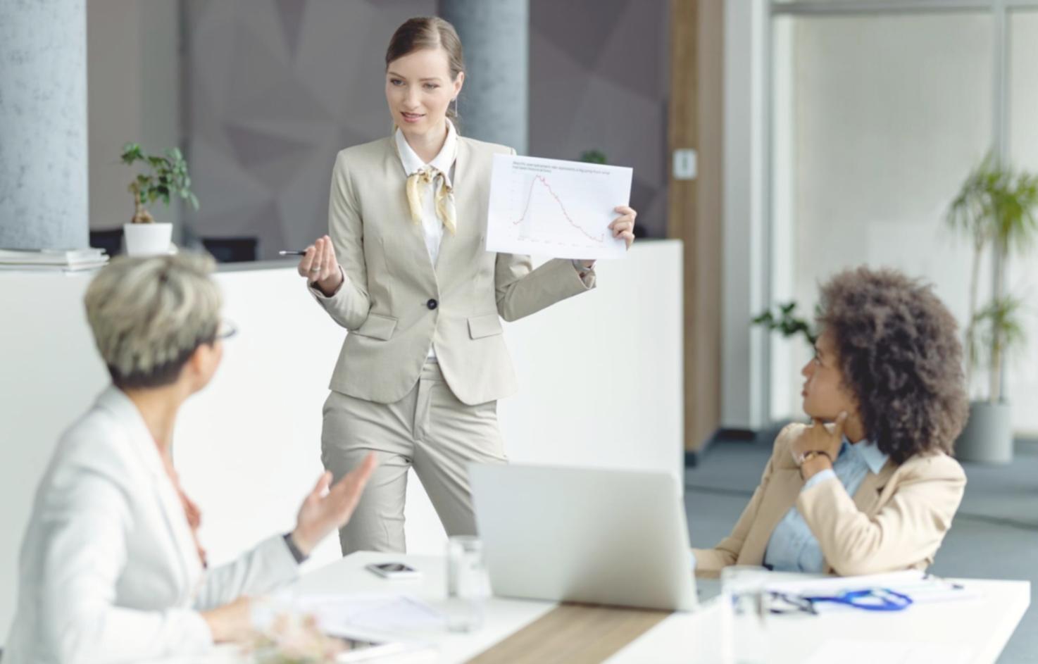 Arbeitsmaterialien und Unterlagen für Unternehmensgründung auf einem Schreibtisch