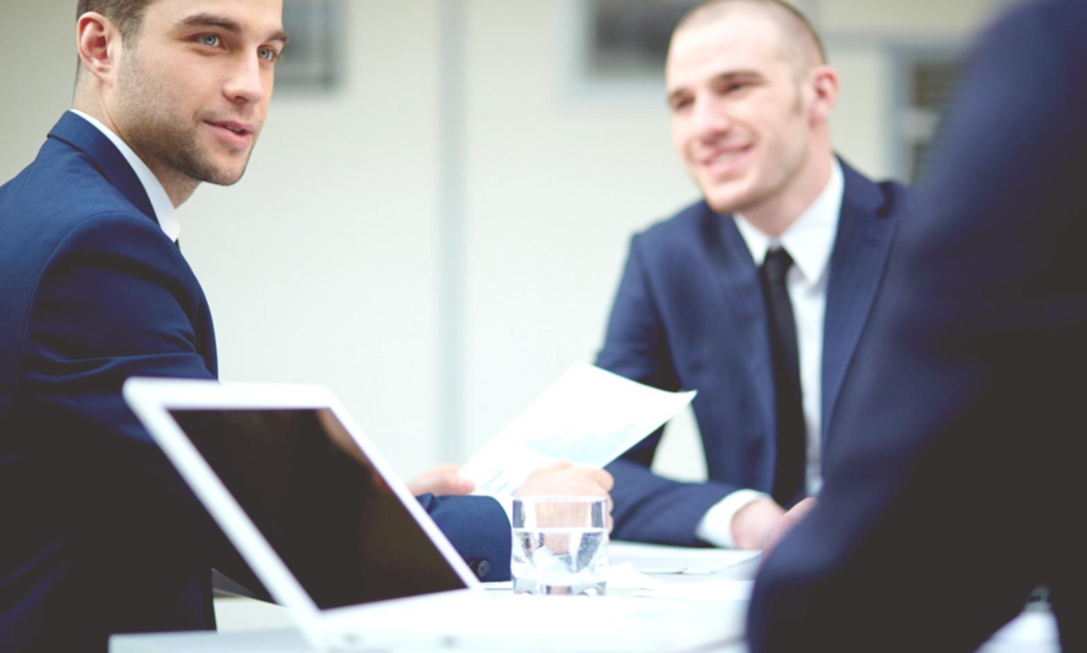 Praktische Arbeitsumgebung für Gründer mit strukturierten Unterlagen